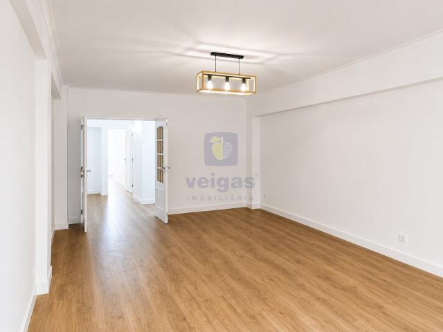 Apartamento T3 Remodelado c/estacionamento na Estrada da Luz 140m² Benfica