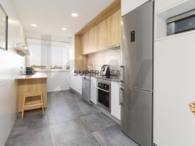Apartamento T3 remodelado com 2 arrecadações Carnaxide