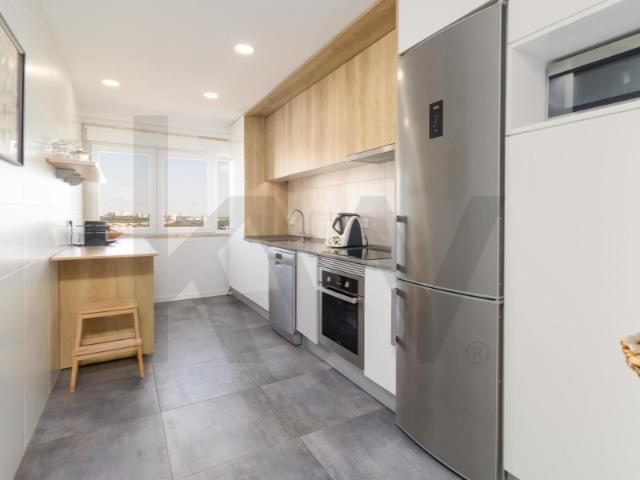 Apartamento T3 remodelado com 2 arrecadações Carnaxide