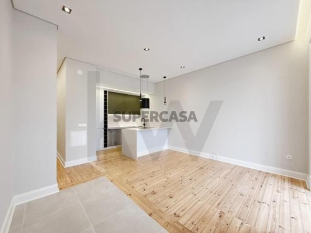Apartamento T3 Remodelado com 2 Suites e Closet na Avenida Almirante Reis, Lisboa