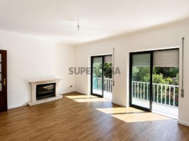Apartamento T3 em Leiria Remodelado com 3 Frentes | Garagem Box e Sótão Independente