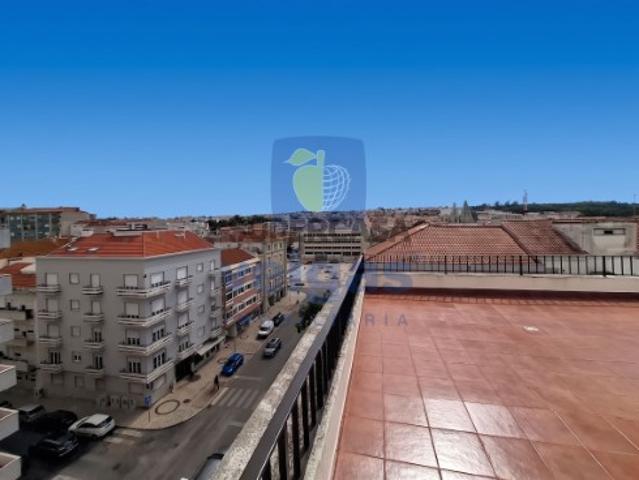 Apartamento T3 remodelado com terraço panorâmico, garagem e elevador, no centro das Caldas da Rainha