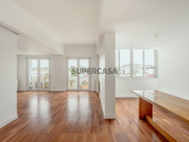 Apartamento T3, remodelado com varanda, em Lisboa