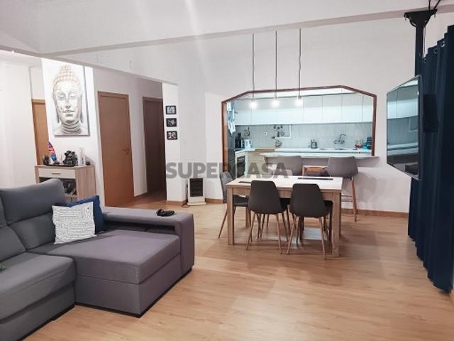 Apartamento T3 remodelado com varanda/marquise no Feijó Almada