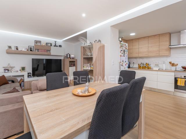 Apartamento T3 remodelado com vista sobre o Tejo