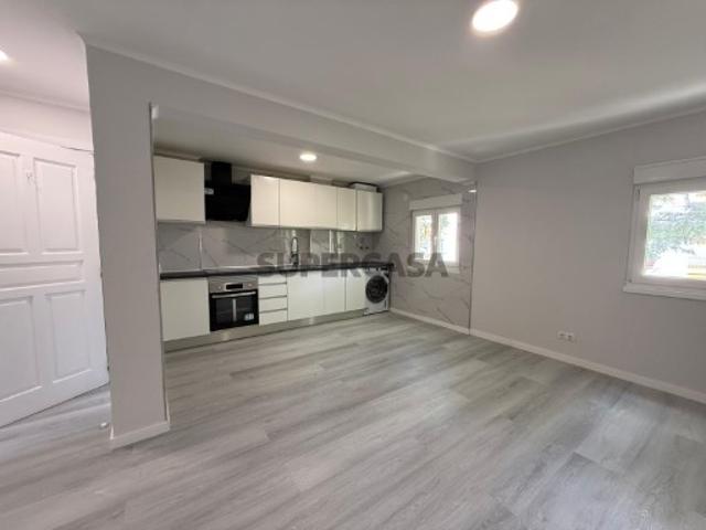 Apartamento T3 Remodelado com Cozinha Equipada e 2 Frentes Solares Almada