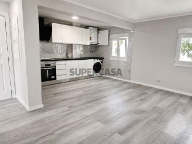 Apartamento T3, Remodelado com duas frentes solares, perto de Almada