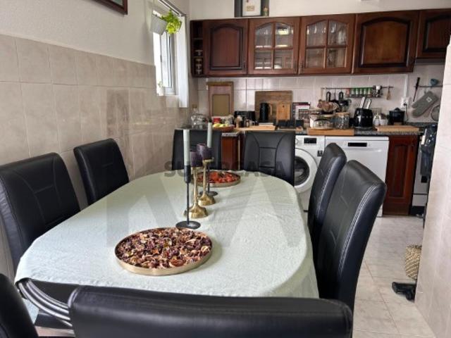 Apartamento T3 remodelado e mobilado com elevador, no Vale da Amoreira, Moita