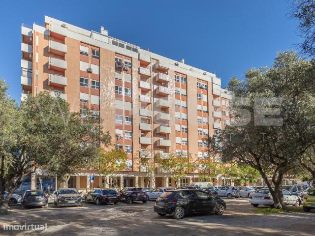 APARTAMENTO T3 REMODELADO COM GARAGEM BOX BARREIRO CENTRO
