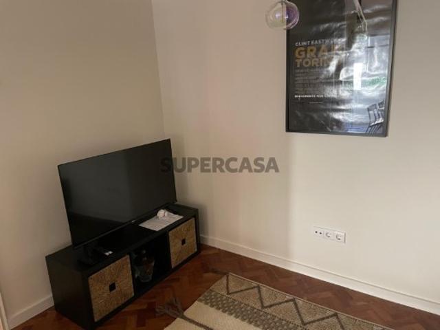 Apartamento T3 remodelado, com grande terraço e boa localização à Lapa Porto
