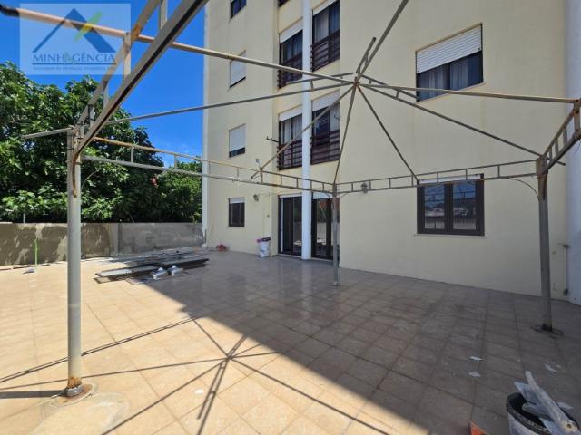 Apartamento T3 remodelado com parqueamento em Setúbal