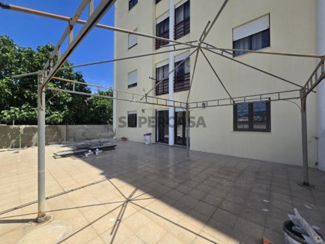 Apartamento T3 remodelado com parqueamento em Setúbal