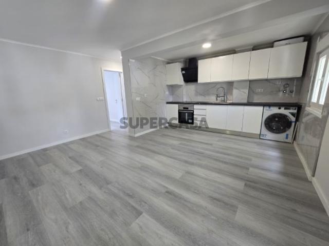Apartamento T3 remodelado em Almada