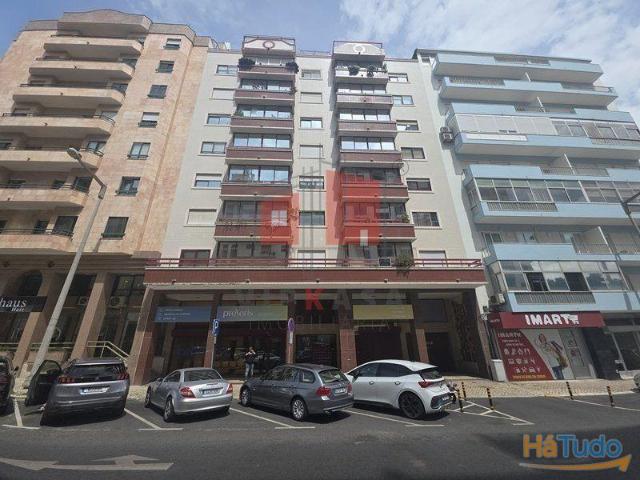 Apartamento T3 remodelado em Benfica | 26084085264