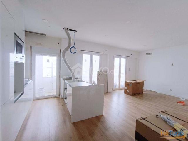 Apartamento T3 remodelado, equipado e Varanda ? Benfica | 26064073868