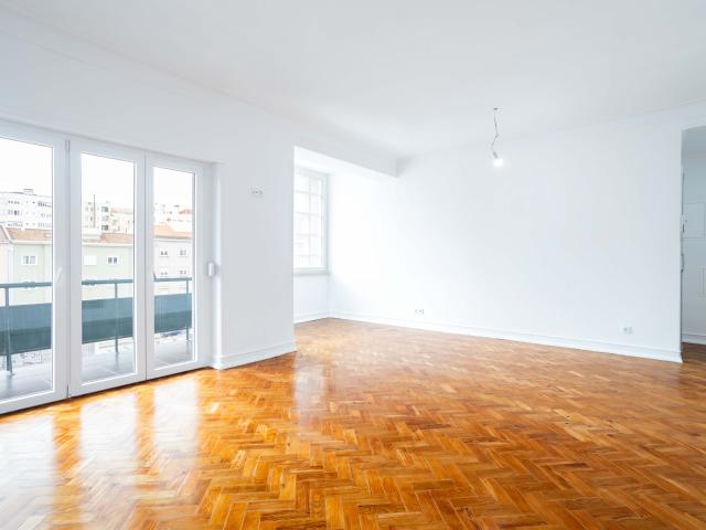 Apartamento T3 Remodelado junto à Av. de Roma