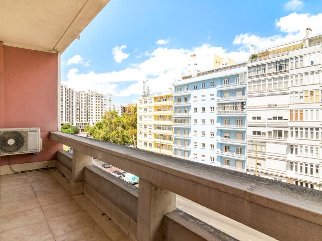 Apartamento T3 remodelado para arrendar na Av EUA em Lisboa