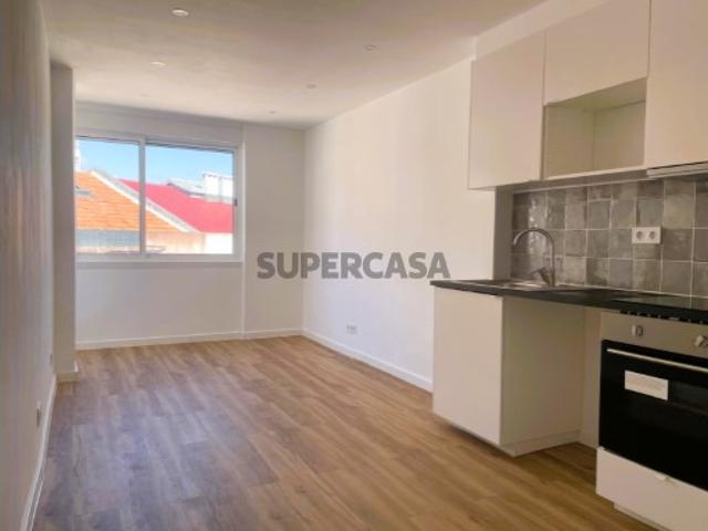 Apartamento T3 Remodelado situado em Agualva Cacém