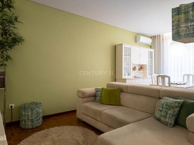 Apartamento T3 renovado Av. Ferno Magalhes 400m metro Campo 24 d