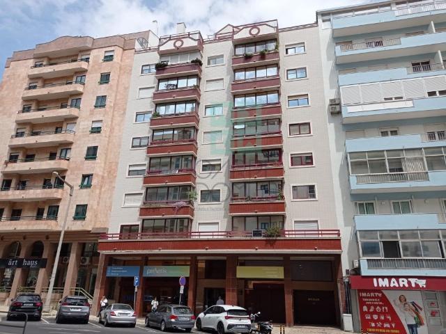 Apartamento T3 renovado, c/ estacionamento, na Estrada da. 130m² São Domingos De Benfica