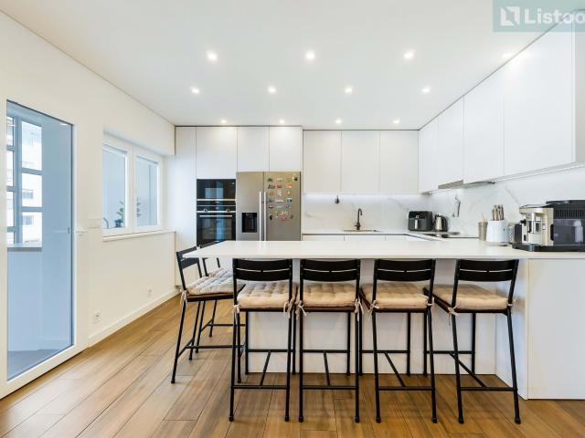 Apartamento T3 Renovado c/ Varanda Ampla | Canidelo