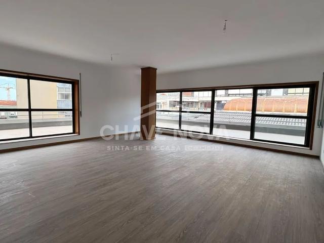 Apartamento T3 Renovado com 3 Frentes, Terraço e Garagem, junto à VL8 e futura Linha Rubi