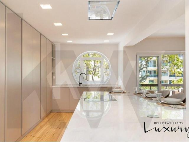 Apartamento T3 renovado com garagem e piscina no centro do Estoril