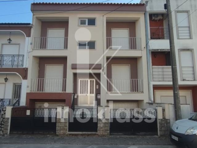 Apartamento T3 renovado com garagem e sótão convertido em T1 no centro da vila