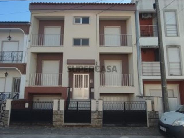 Apartamento T3 renovado com garagem e sótão convertido em T1 no centro da vila
