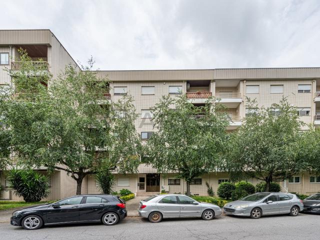 Apartamento T3 Renovado com Garagem Fechada em Excelente Localização – Lomar, Braga