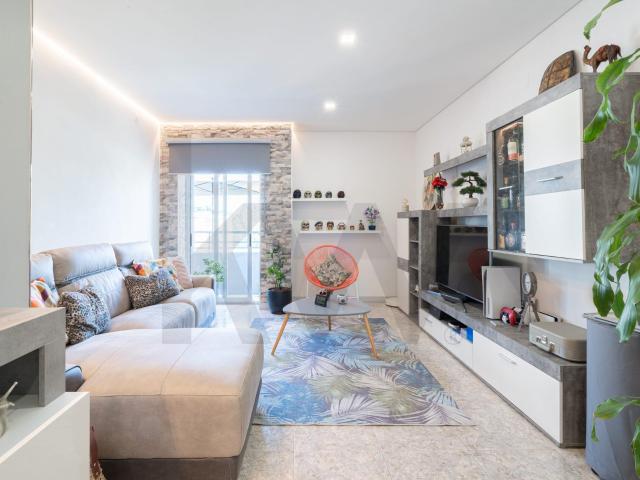 Apartamento T3 renovado com garagem fechada em São João da Madeira