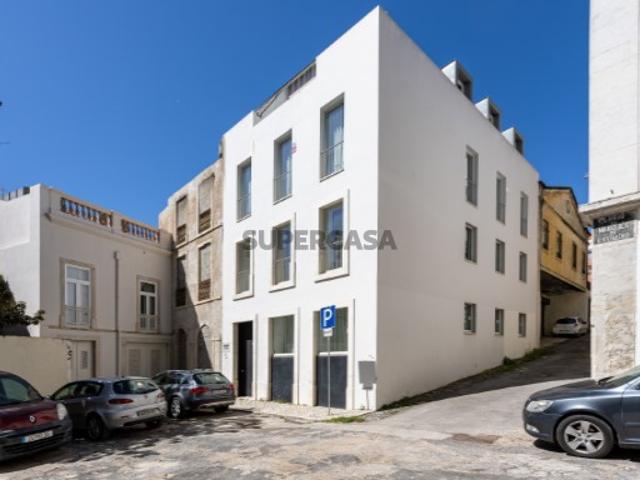 Apartamento T3 Renovado com Estilo no Coração de Alfama