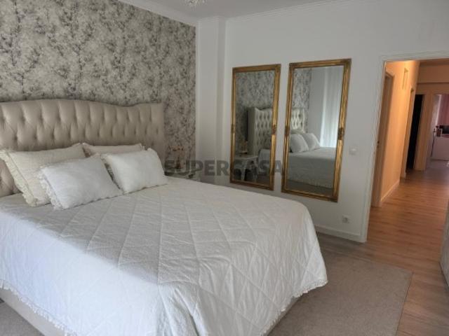 Apartamento T3 Renovado com Terraço de 49 m², Garagem Fechada e Closet