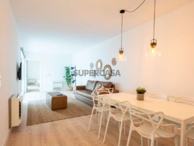Apartamento T3 renovado, com terraço junto ao Campo Santana