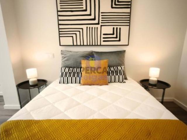 Apartamento T3 Renovado com Varanda em Benfica, Lisboa