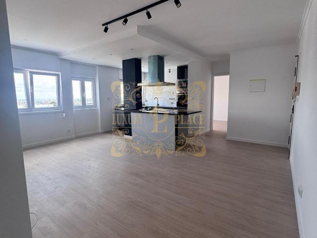 Apartamento T3 Renovado Com Vista Lisboa