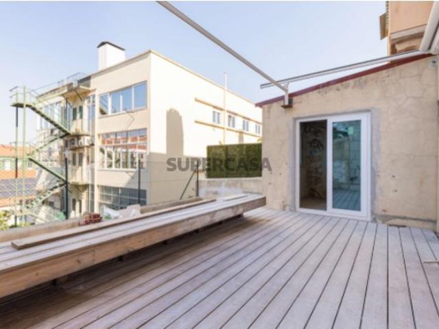 Apartamento T3 renovado e com logradouro na Graça, Lisboa