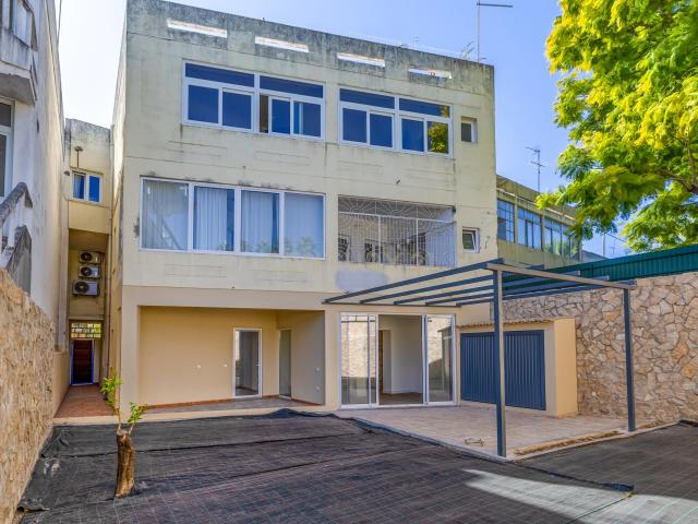 Apartamento T3, renovado e com logradouro de 146 m2, no centro de Loule