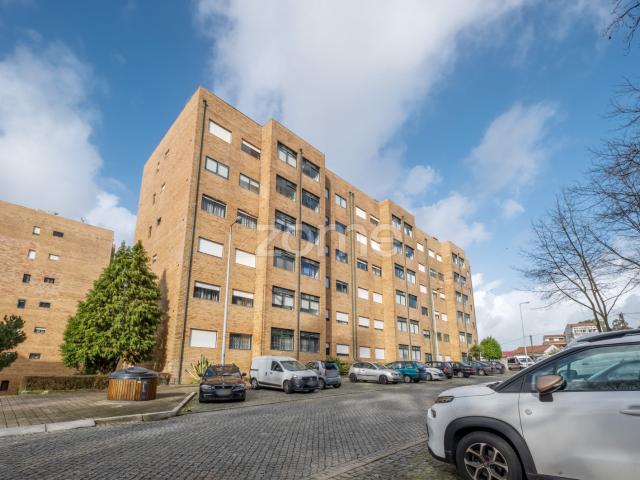Apartamento T3 renovado em Pedrouços, Maia