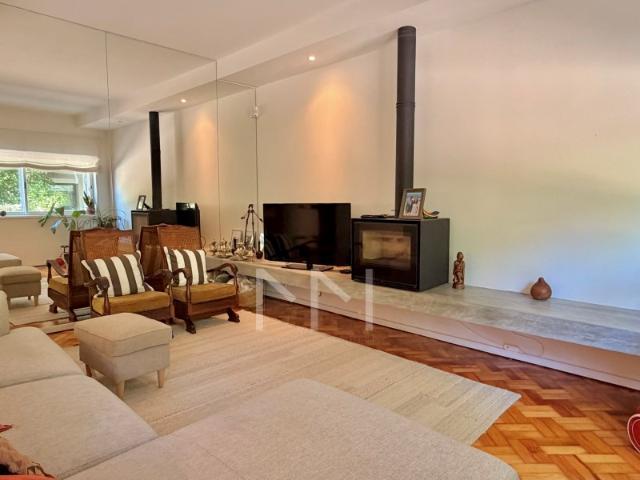 Apartamento T3 Renovado em Prédio de Charme com Jardim Excelente Localização Familiar