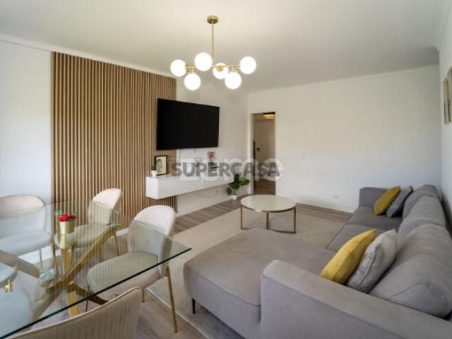 Apartamento T3 renovado em Algueirão
