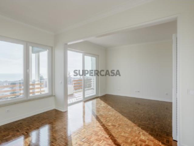 Apartamento T3, renovado, na Parede, em Cascais