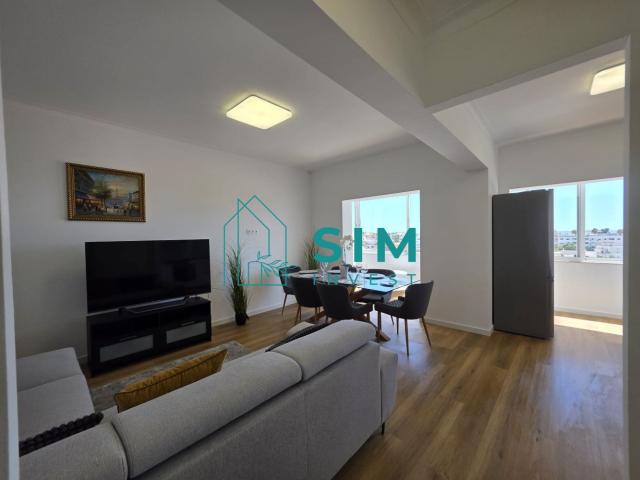 Apartamento T3 renovado, no centro Olhão