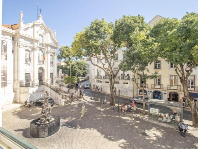 Apartamento T3 renovado para venda Alfama 279 m²