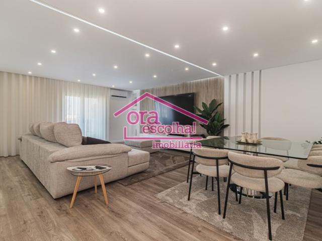Apartamento T3 RECENTE de 2023 com 166 m2, com Suíte e Varandas na AMORA!