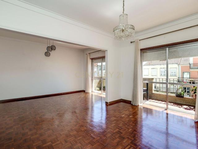 Apartamento T3, Rua Silva Carvalho, lugar de parqueamento