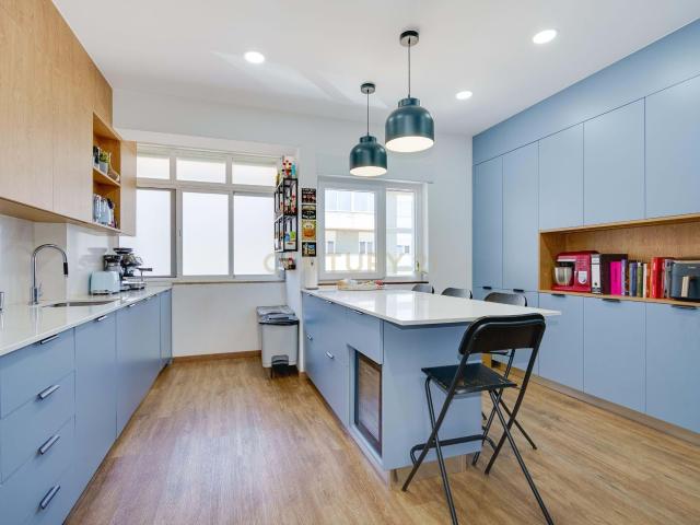 Apartamento T3 | São João do Estoril | 2º Andar | Renovado | 120m² | 2 min Praia | Comboio à Porta