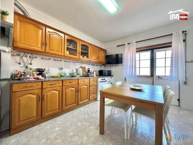 Apartamento T3 Samouco 1ºandar, 2 Varandas, Lareira, Coz. Equipada, Arrecadação Grande | 26084096663