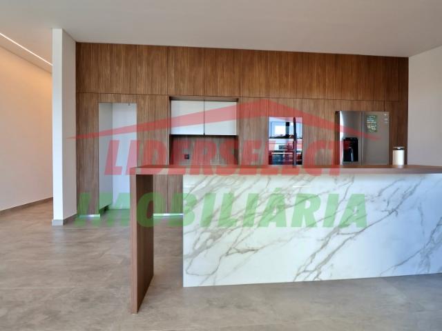 Apartamento T3 Semi Novo | 231 m² de Excelência no Centro da Vila