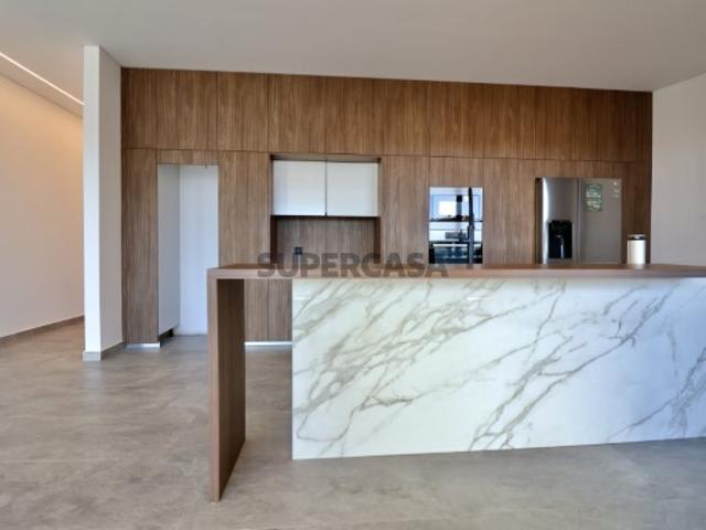 Apartamento T3 Semi Novo | 231 m² de Excelência no Centro da Vila